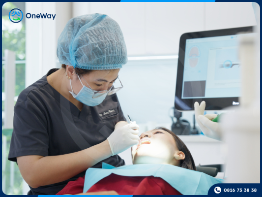 bác sĩ khám răng